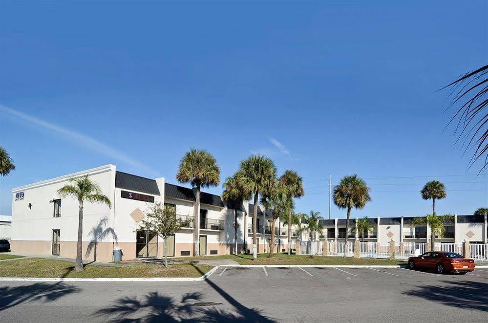 Days Inn & Suites By Wyndham Tampa - Ybor City Buitenkant foto
