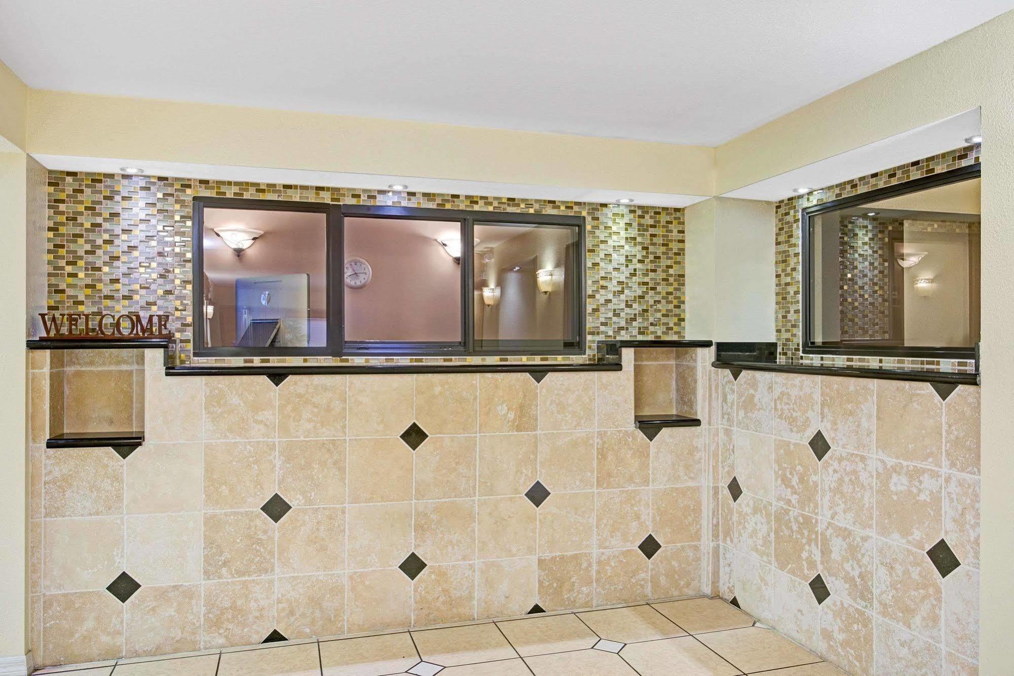 Days Inn & Suites By Wyndham Tampa - Ybor City Buitenkant foto