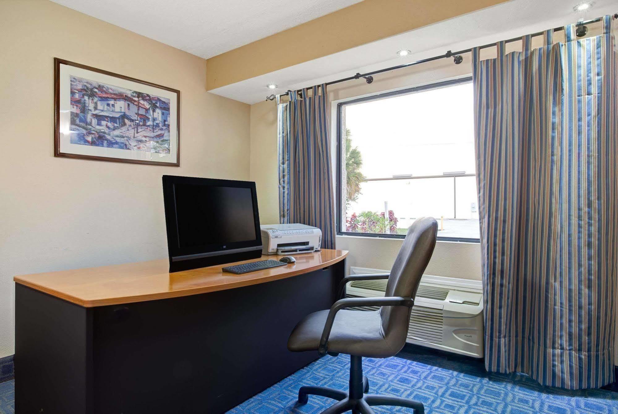 Days Inn & Suites By Wyndham Tampa - Ybor City Buitenkant foto