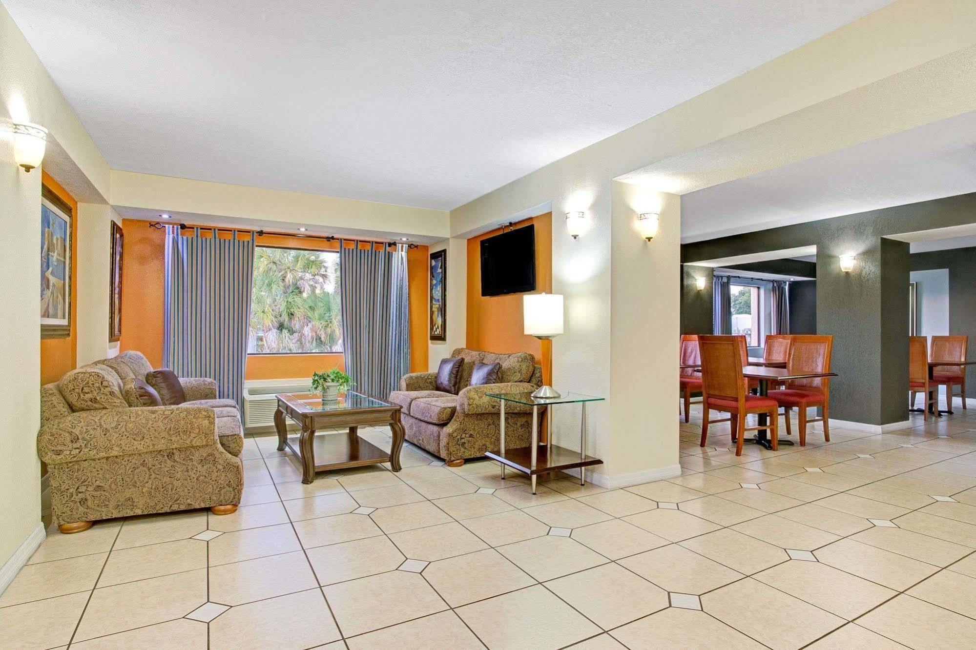 Days Inn & Suites By Wyndham Tampa - Ybor City Buitenkant foto