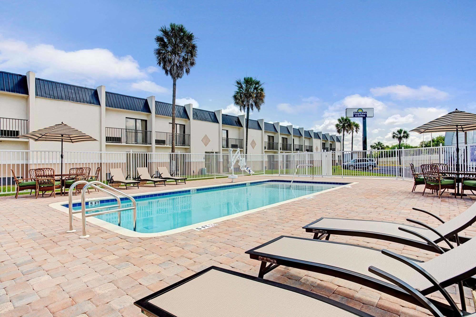 Days Inn & Suites By Wyndham Tampa - Ybor City Buitenkant foto